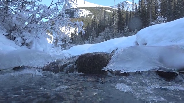 水流过冻结的小溪，山川景观视频素材