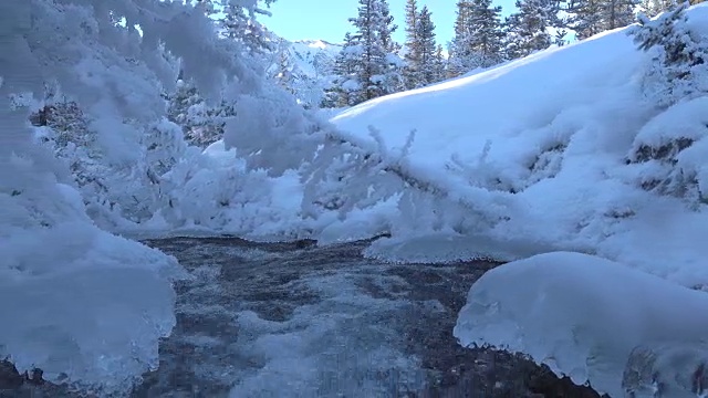 水流过冻结的小溪，山川景观视频素材