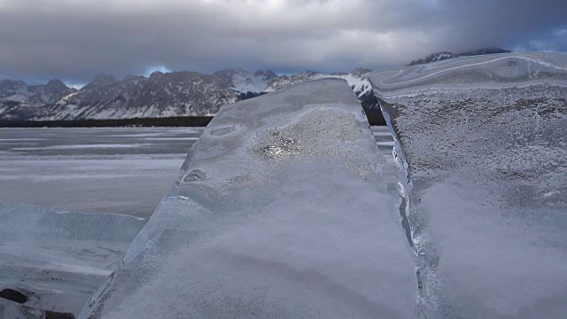 水流过冻结的小溪，山川景观视频素材