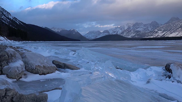 水流过冻结的小溪，山川景观视频素材