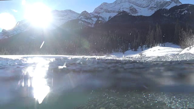 水流过冻结的小溪，山川景观视频素材