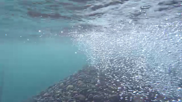 水流过冻结的小溪，山川景观视频素材