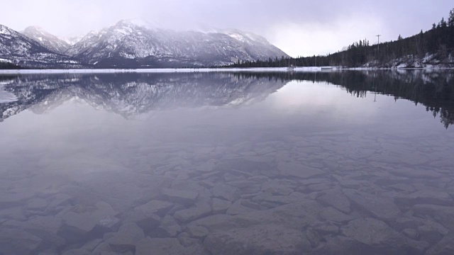 湖面反射的冬季山地景观视频素材