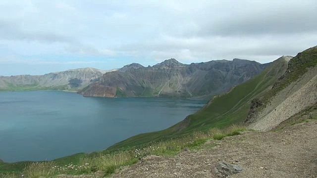 白头山火山口湖，位于朝鲜和中国的边界视频素材