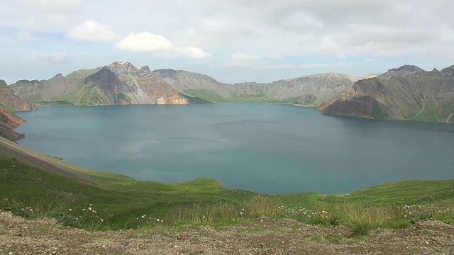 白头山火山口湖，位于朝鲜和中国的边界视频素材