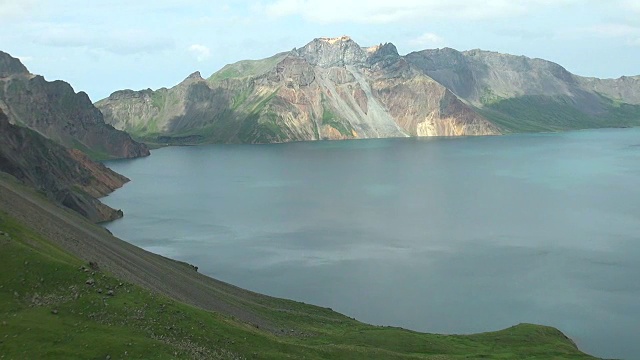 白头山火山口湖，位于朝鲜和中国的边界视频素材