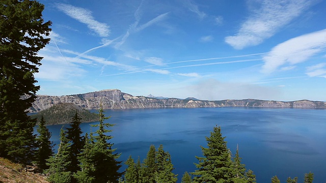 通过森林看到的火山口湖表面/克拉马斯县，俄勒冈，美国视频素材