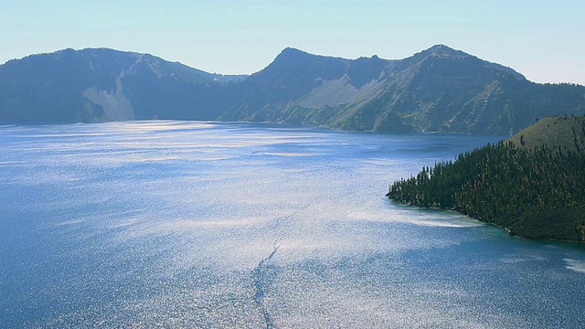 美国俄勒冈州克拉马斯县，火山口湖，被太阳照亮的巫师岛视频素材