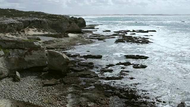 岩石海滩和海洋/安尼斯顿，西开普，南非视频素材