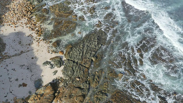 在岩石，海滩和大海上拍摄，揭示山脉/克莱因蒙德，西开普，南非视频素材