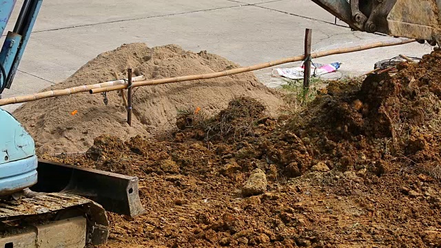 挖掘机拖拉机在建筑工地工作视频素材