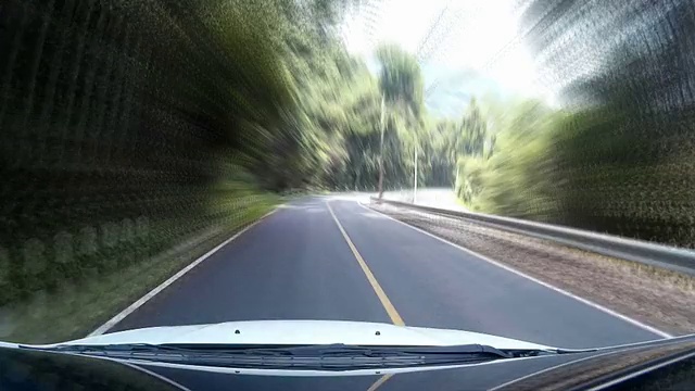 汽车在森林的道路上行驶，天气晴朗视频素材