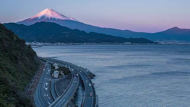 日本本州静冈县富士山和富美高速公路上的交通行驶视频素材