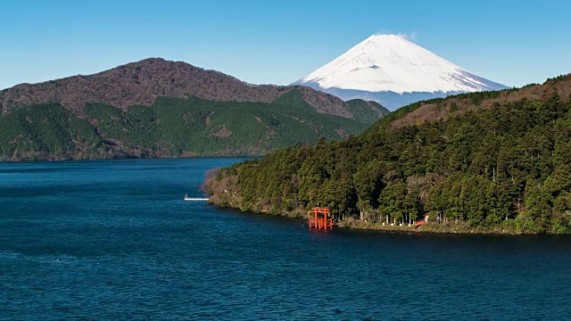 日本本州静冈县箱根市富士箱根国家公园的欣之湖和后面的富士山视频素材