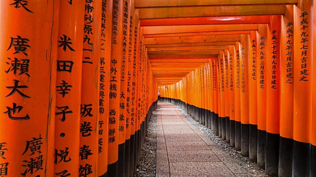 日本本州关西县京都伏见稻见神社的朱红色鸟居门视频素材