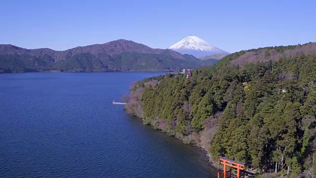 日本本州静冈县箱根市富士箱根国家公园的欣之湖和后面的富士山视频素材