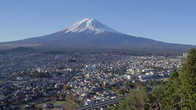 日本本州静冈藤吉田荒仓山森根公园的富士雪山和Chureito宝塔- 4K视频素材