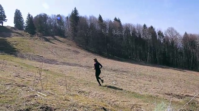 年轻女子在山上跑步。视频素材