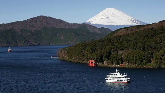 日本本州静冈县箱根市富士箱根国家公园的欣之湖和后面的富士山视频素材