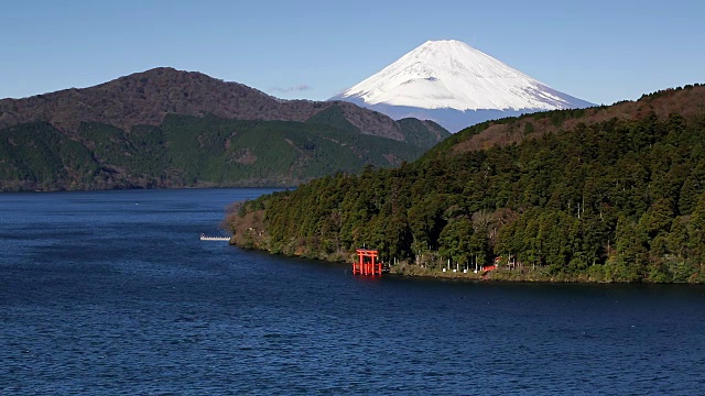 日本本州静冈县箱根市富士箱根国家公园的欣之湖和后面的富士山视频素材