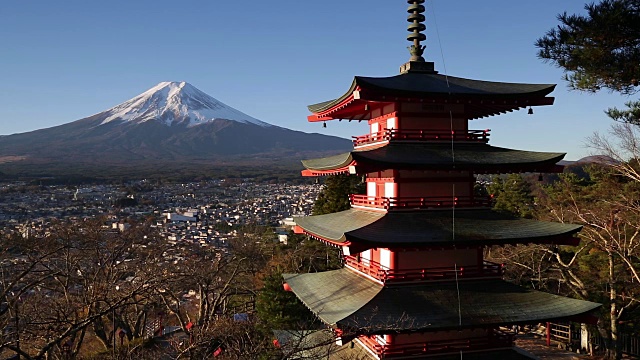 日本本州静冈县藤吉田荒仓山森根公园的富士雪山和Chureito宝塔视频素材