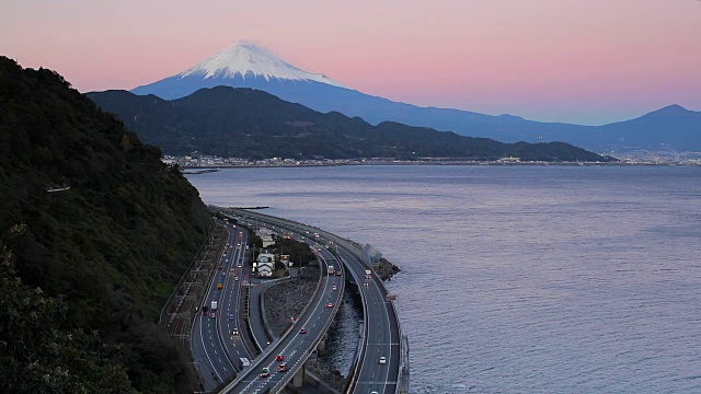 日本本州静冈县富士山和富美高速公路上的交通行驶视频素材