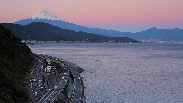 日本本州静冈县富士山和富美高速公路上的交通行驶视频素材