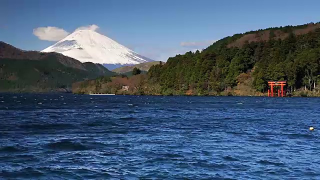 日本本州静冈县箱根市富士箱根国家公园的欣之湖和后面的富士山视频素材