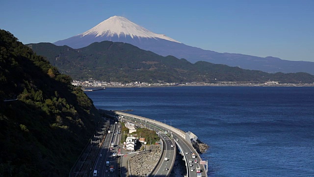 日本本州静冈县富士山和富美高速公路上的交通行驶视频素材