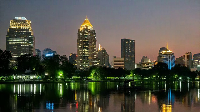 从隆皮尼公园，泰国曼谷的夜景。视频素材