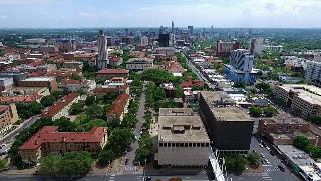 空中俯瞰德克萨斯大学校园UT钟塔奥斯汀德克萨斯天际线平移到一边视频素材