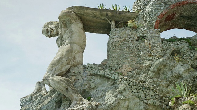 在岩石山坡上的雕塑和废墟的低角度摇摄/ Monterosso Al Mare, Cinque Terre，意大利视频素材