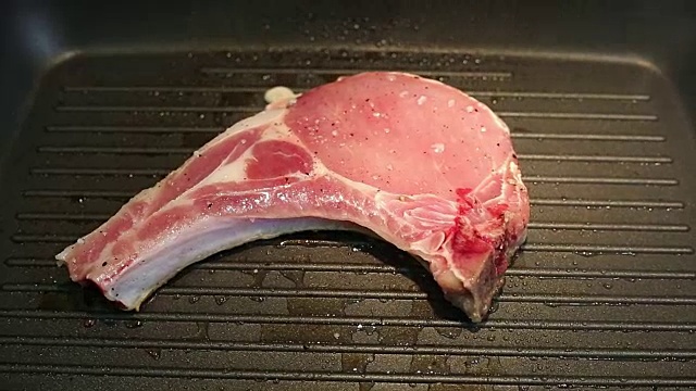 烤猪肉排视频素材