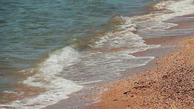 海浪拍打着岩石视频素材