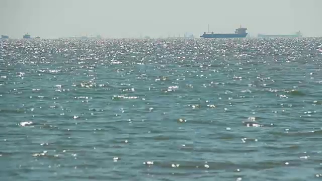 海浪拍打着岩石视频素材