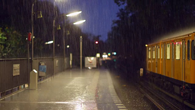 火车站上的大雨视频素材