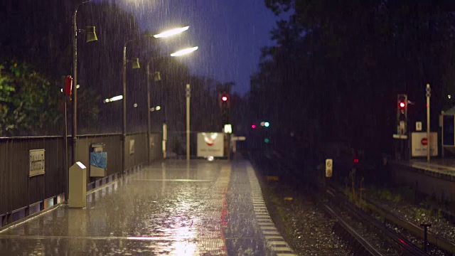 火车站上的大雨视频素材