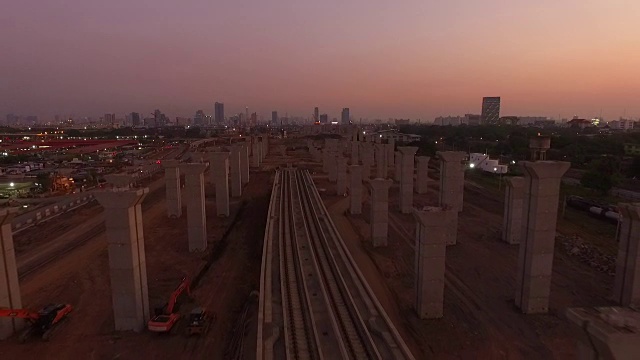 鸟瞰图建设的大众轨道交通线路在曼谷，泰国视频素材