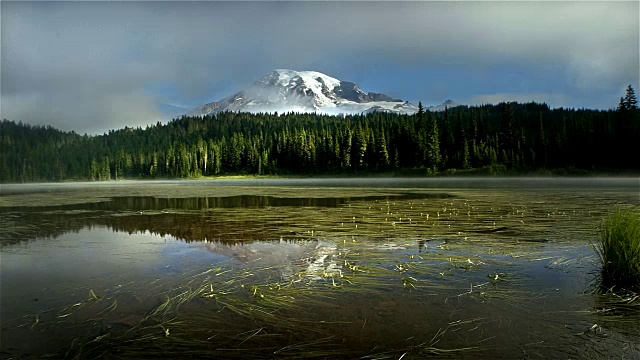 雷尼尔山在晨雾中浮现视频素材