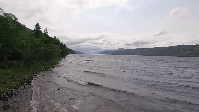 航拍沿着苏格兰高地的尼斯湖海岸视频素材