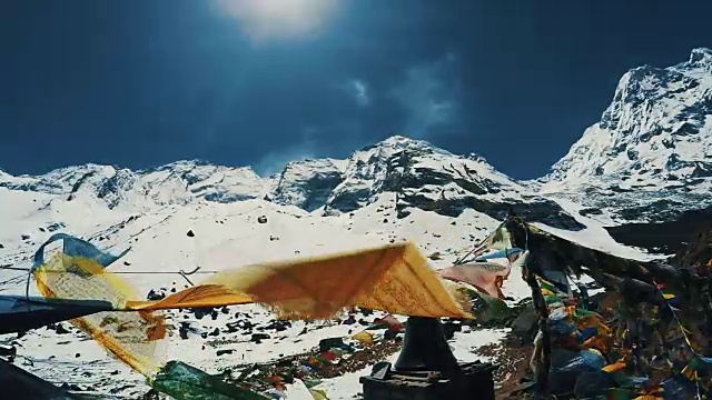 在喜马拉雅山峰上的佛教祈祷视频素材