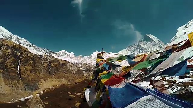 在喜马拉雅山峰上的佛教祈祷视频素材