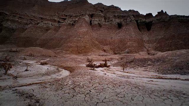 POV天线在干燥开裂的土地上视频素材