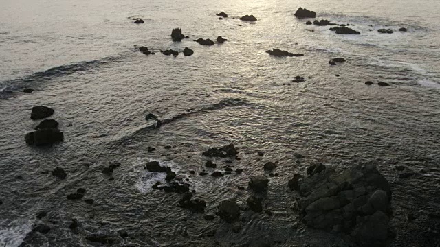 当海浪接近海岸时穿过视频素材