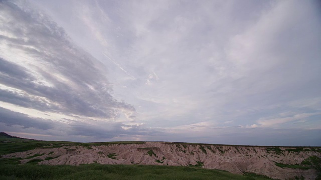 雄伟的云形成在空旷的平原、草原和沙丘之上。视频素材