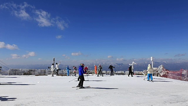 人们在宁平滑雪胜地滑雪视频素材