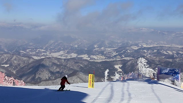 人们在宁平滑雪场的斜坡上滑雪视频素材