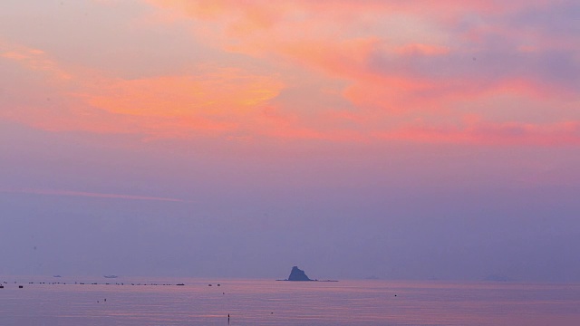 日出前的末日蒙多尔海滩海景和一个三角形的岛屿视频素材