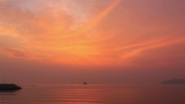 日出前的世界末日蒙多尔海滩海景视频素材