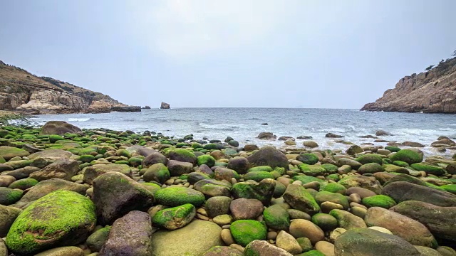 青苔丛生的砾石小路，连接登大瑟姆岛和索马emuldo岛视频素材